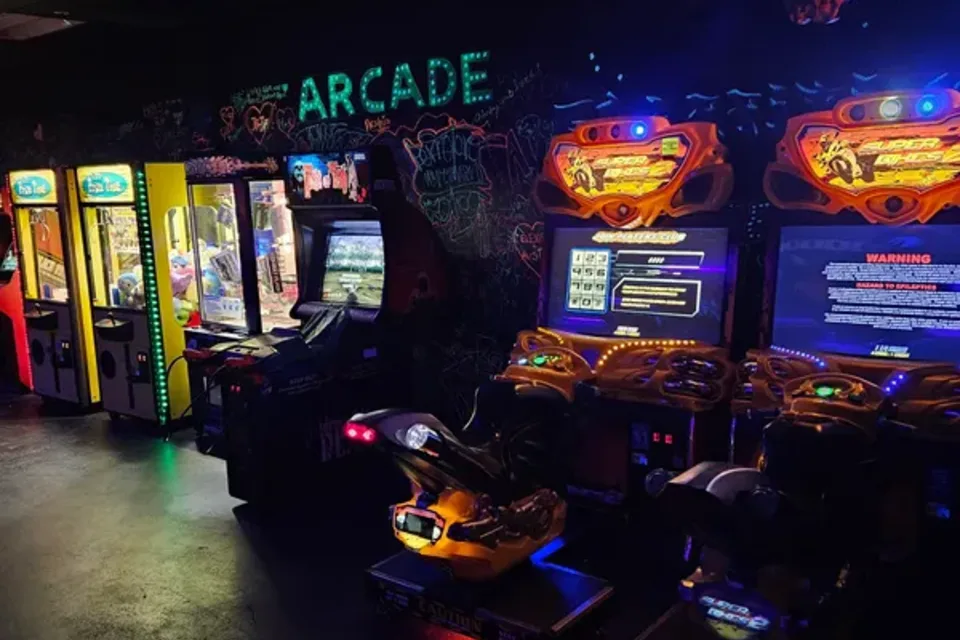 Arcade games inside Imagine 3D Mini Golf