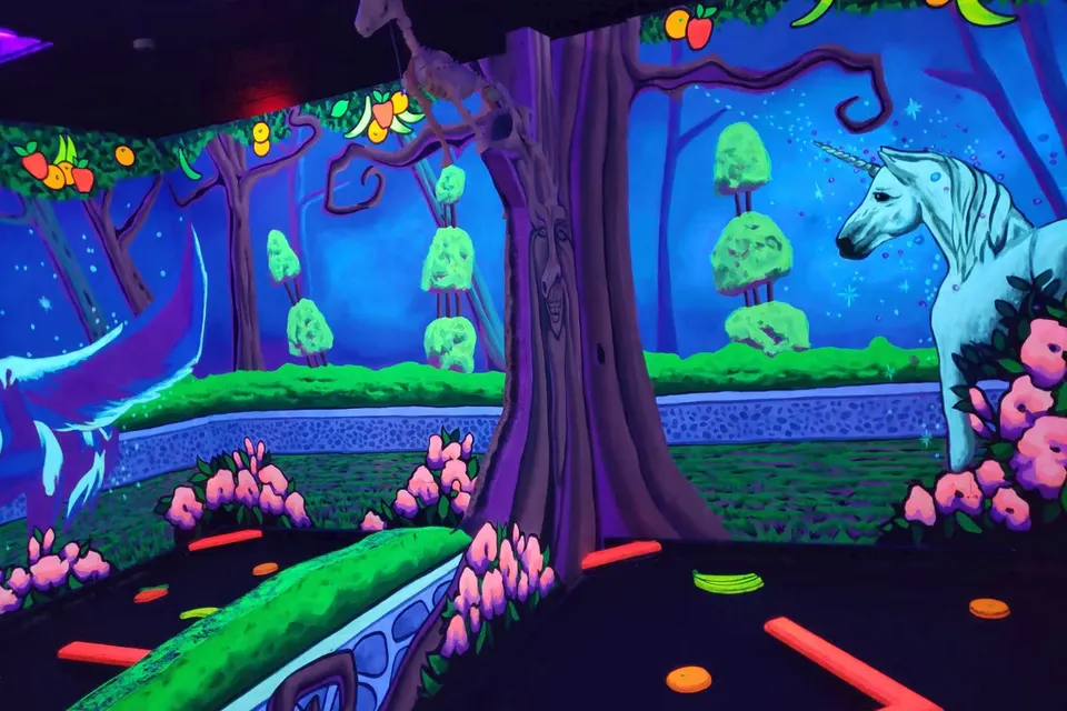 Blacklight hole with dimensional mural effects at Imagine 3D Gilbert