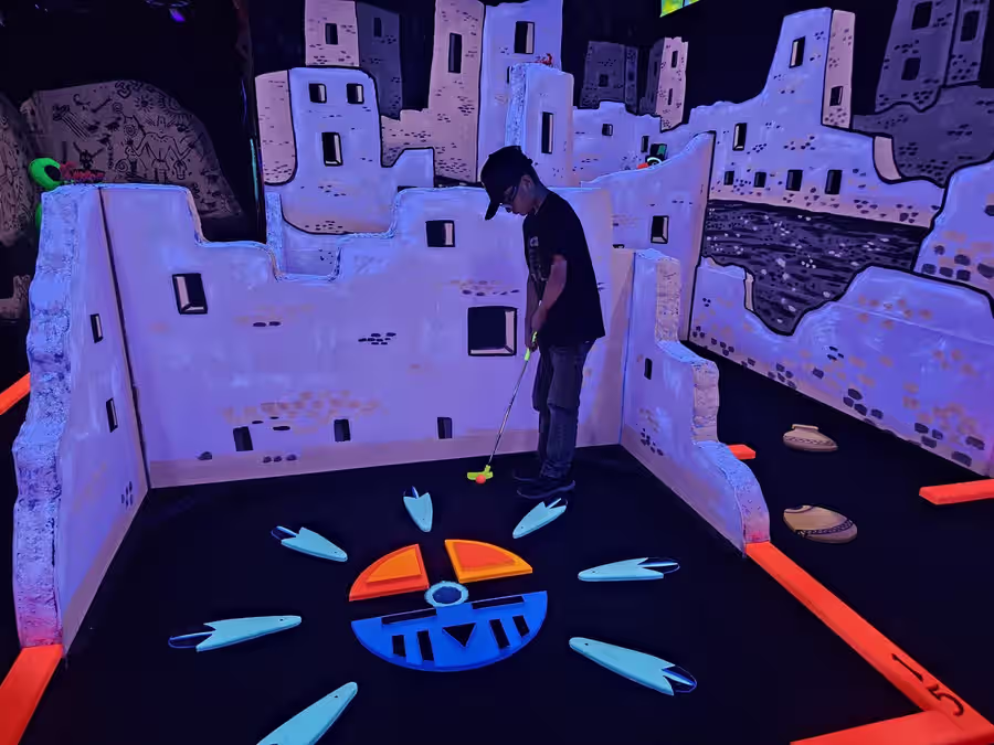 Player putting on the pueblo sun-symbol hole at Sedona